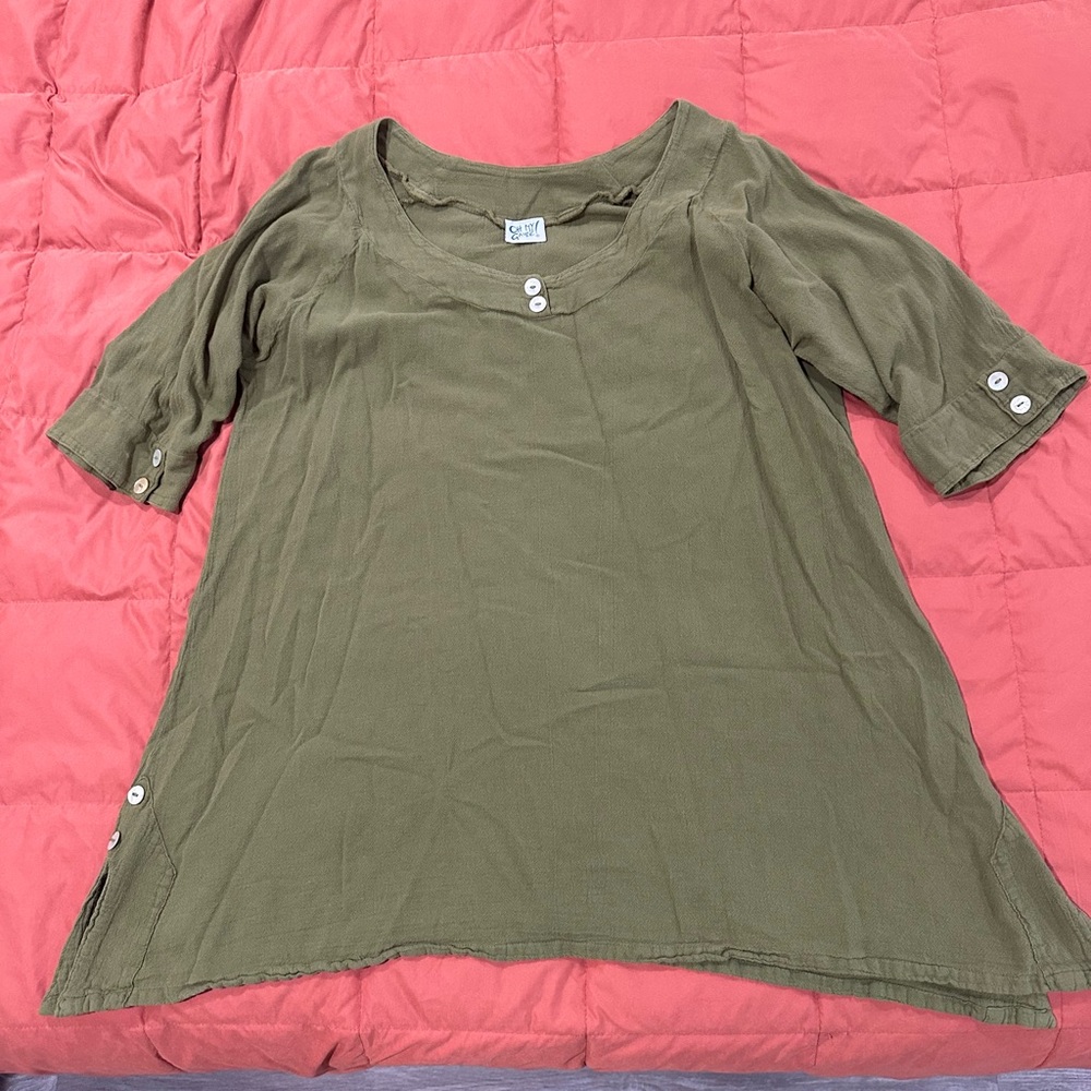 💜 2/$40! Oh My Gauze! Olive Button-Accent Tunic